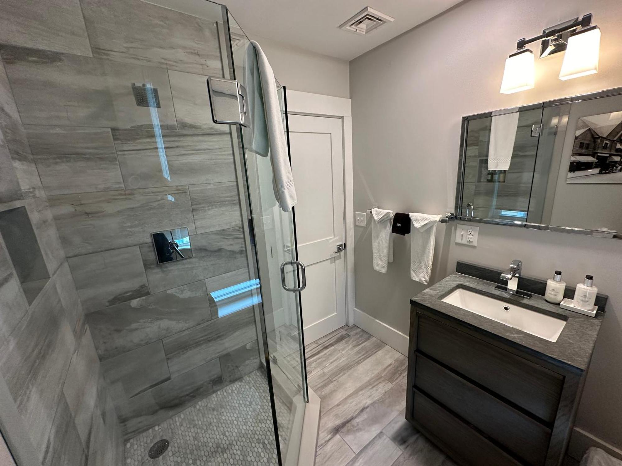 Entire Modern 7 Unit 7 Bath Boutique Inn Newport Exterior foto