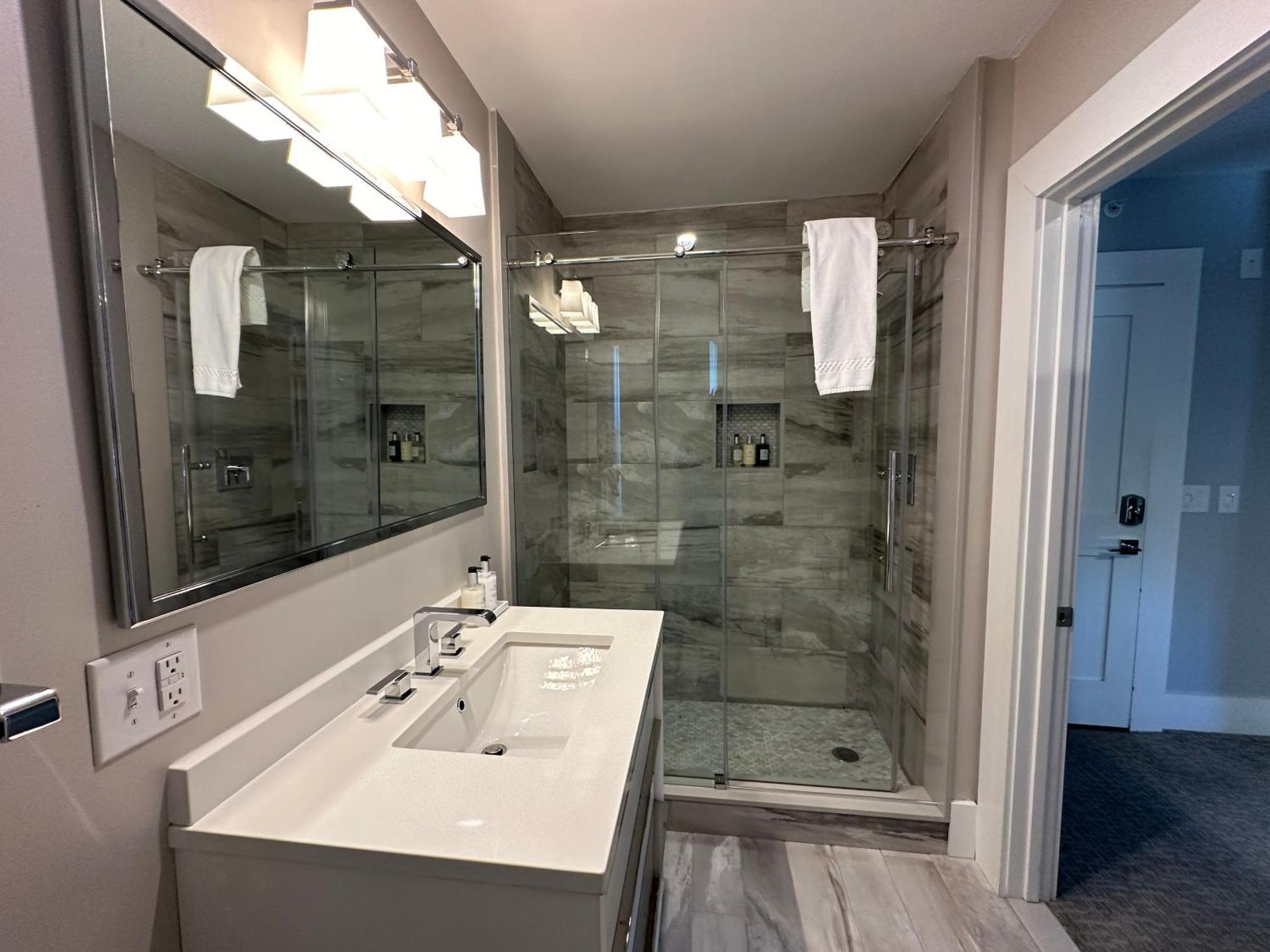 Entire Modern 7 Unit 7 Bath Boutique Inn Newport Exterior foto
